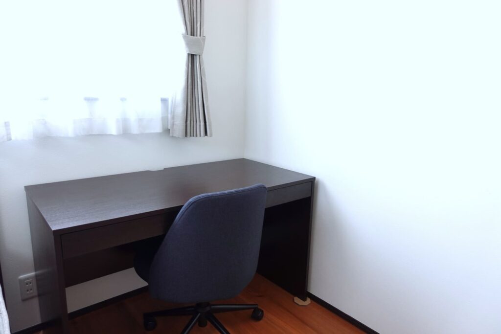 ミニマリストに机はいらないのか考察