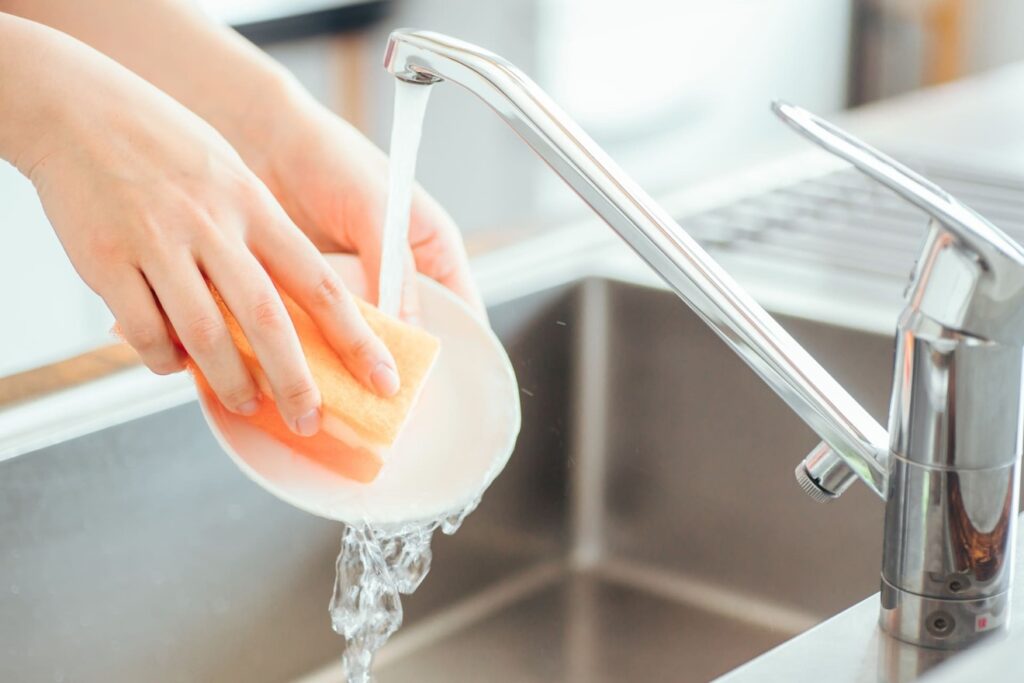 一人暮らしの皿洗いがめんどくさいときの対処法